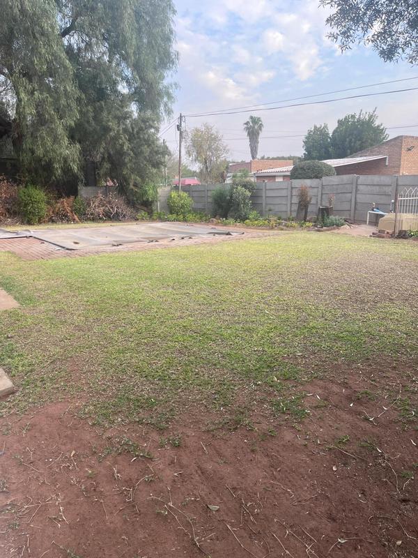 To Let 4 Bedroom Property for Rent in Riviera Park North West
